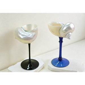 Copa de vino de concha marina y vidrio de calidad superlativa, ideal para recepciones de boda, fiestas y ocasiones especiales. - Product Image 3