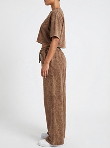 Conjunto Deportivo Personalizado para Mujer con Lavado Ácido |   Camiseta corta y pantalones deportivos de pierna ancha |   Fabricante OEM de Marca Privada - Product Image 4