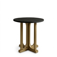 Table d'appoint ronde moderne au design complet avec plateau en marbre noir et pieds en métal doré ovales et ronds irréguliers pour la décoration du salon