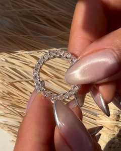Anillos de compromiso y boda de eternidad completa con diamantes cultivados en laboratorio de 9 quilates, corte cojín alargado, engaste de púas compartidas, personalizados en oro macizo de 14K/18K - Product Image 4