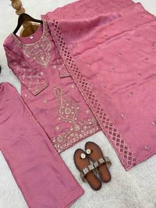 Ensemble Salwar Kameez Hania Aamir Rose Poussiéreux en Soie Premium Coupe Slim avec Palazzo Traditionnel et Broderie Zari Dorée pour Femme – Idéal Soirées - Product Image 6