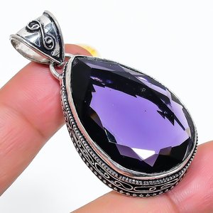 Colgante de diseño hecho a mano con piedra preciosa de amatista azul: Joyería hecha a mano - Product Image 2