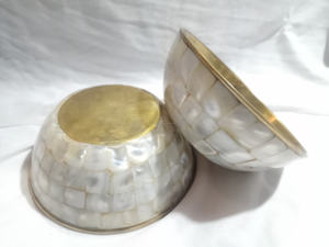 Bol en laiton poli avec incrustation de nacre, fabriqué en Inde, présentant des œuvres d'art traditionnelles artisanales, écologique et durable - Product Image 3