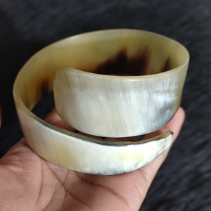 Joyería Ecológica de Hueso de Cuerno, Pulseras Modernas en Espiral con Forma de Serpiente para Boda, Hechas a Mano por Perfect Enterprises - Product Image 5