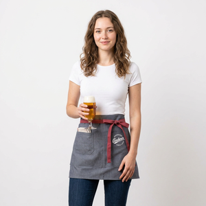 Tablier en coton gris pour femme avec lien rouge et poche, logo personnalisé imprimé pour uniforme de personnel de service de restaurant et bar, fabriqué au Bangladesh - Product Image 1