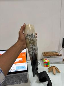 เขาสัตว์ขวดน้ำดื่มแบบไวกิ้ง งานฝีมือธรรมชาติ คุณภาพดีที่สุด ผลิตตามสั่ง เป็นมิตรกับสิ่งแวดล้อม ขัดเงา เหมาะสำหรับใช้ในบ้าน ร้านอาหาร โรงแรม ของขวัญงานแต่งงาน - Product Image 4