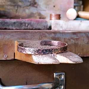 Pulsera de cobre martillado estilo vikingo rústico, pulsera de cobre puro, regalo de aniversario, brazalete de cobre. - Product Image 1