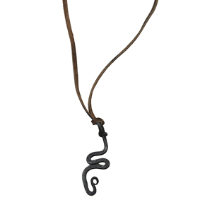 Pendentif de collier en fer forgé à la main de style primitif, pointe de flèche, avec texture martelée organique, finition foncée et cordon marron, bijou artisanal - Product Image 5