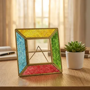 Cadre photo carré en métal doré au design artisanal, panneaux embossés multicolores, support de table vertical, décoration d'intérieur, laiton/verre - Product Image 3