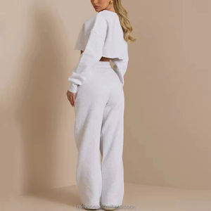 Ensemble de survêtement sportif 2 pièces pour femme, entièrement personnalisable, coupe courte, motif uni, idéal pour le jogging et les activités sportives - Product Image 4