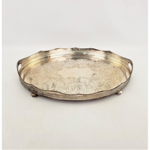 Bandeja Decorativa Ovalada de Metal Plateado con Patrón Abstracto y Asa, Diseño Moderno, Empaque Individual - Product Image 1