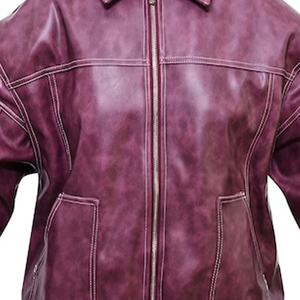 Veste longue oversize en similicuir vieilli bordeaux personnalisée pour sororité, avec logo lettres grecques, style moto vintage pour femme - Product Image 6