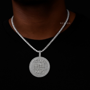 Colgante STAY HUMBLE HUSTLE HARD - Totalmente cubierto de diamantes con letras en relieve, colgante de moissanita para hombre estilo hip hop en plata 925, 100% hecho a mano - Product Image 1