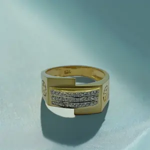 Élégante bague pour homme en or jaune 22 carats avec trois rangées de diamants pavés étincelants et un bandeau géométrique unique, un accessoire unique. - Product Image 3