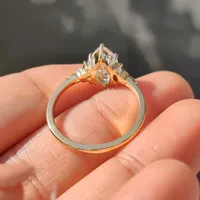 Bague de fiançailles vintage en or jaune avec diamant taille marquise et accents de pierres précieuses vertes, alliance florale pour anniversaire, cadeau de luxe raffiné