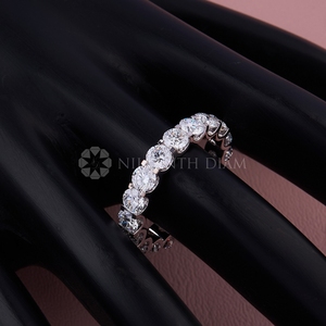 Bague élégante en or blanc avec diamants créés en laboratoire, coupe ronde, pour femme, provenant d'un fournisseur indien. - Product Image 1