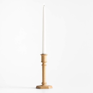 Candelabro de madera natural con diseño de columna torneada y base hexagonal para decoración rústica de mesa - Product Image 2