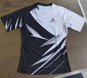 เสื้อคอมเพรสชั่นแขนสั้นสำหรับผู้ชาย เสื้อกีฬา แรชการ์ด ออกกำลังกาย วิ่ง เทรนนิ่ง สีดำขาว ลายซับลิเมชั่น - Product Image 6