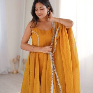 Exportador Indio de Hermosos y Lujosos Trajes Sharara de Diseñador con Tela Crush Chinon, Adornados con Lentejuelas y Bordados - Product Image 3