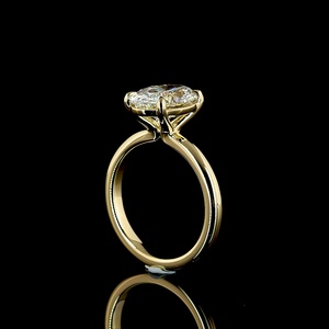 Bague de fiançailles classique personnalisée en moissanite ovale certifiée IGI 3 carats, solitaire en or jaune 14K, fabricant de bagues de mariée - Product Image 2