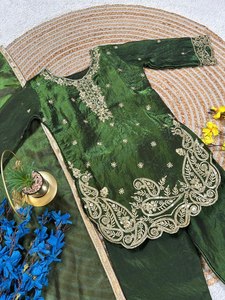 Ensemble ethnique élégant en soie pour filles avec broderie, palazzo et dupatta – Collection de tenues de fête - Product Image 3