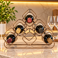 Porte-bouteille à vin en fer finition chromée, support simple avec cadre cintré et base surélevée pour comptoir de bar et présentation sur table