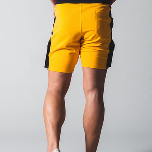 Pantalones Cortos Deportivos Amarillos para Hombre con Franjas Laterales Negras, Secado Rápido, Cintura con Cordón, Longitud Media, Tejido de Punto - Product Image 2