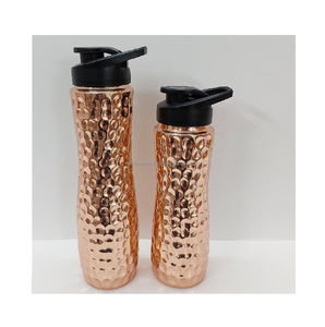 Bouteille d'eau durable en cuivre pur pour une hydratation quotidienne favorisant l'équilibre digestif et les besoins de bien-être. - Product Image 6