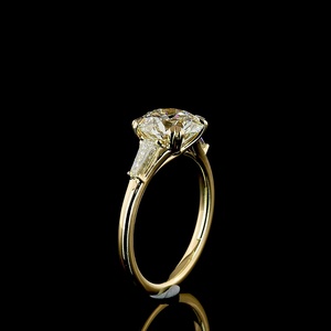 Bague de mariage classique en or 14 carats pour femme, avec trois pierres baguette coniques, diamant de laboratoire certifié IGI de 2,5 carats, taille brillant - Product Image 2