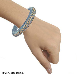 กำไลข้อมือ tissé zeliora ที่ทำด้วยมือ: สีฟ้าที่นุ่มนวลและเส้นใยปาล์มธรรมชาติที่ผสมผสานกันบนฐานไม้ที่เรียบ - Product Image 3