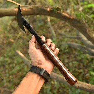 Hacha Táctica Tomahawk Personalizable ODM Nordic Forge de Acero 1095 Forjado a Mano con Espiga Completa y Mango de Palisandro para Exteriores - Product Image 6
