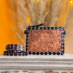 Bolso Bandolera de Cuero Genuino Venus Leathers, Estilo Western, Hecho a Mano, con Patrón de Letras y Flores, Cierre de Cremallera, 45-55cm, Gran Venta - Product Image 1