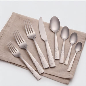 Ensemble de couverts à manche floral élégant en acier inoxydable poli miroir argenté, idéal pour la table à manger à la maison, les fêtes et les restaurants - Product Image 1