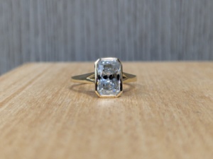 Bague solitaire Lurba Jewels en moissanite taille radiant 2 carats, sertie clos, or 14 carats, cadeau de fiançailles, de mariage ou d'anniversaire - Product Image 6