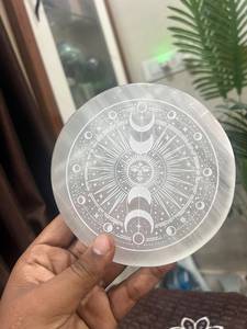 Venta al por mayor de 60 piezas de placas redondas de selenita natural de 5 pulgadas, 20 piezas de cada símbolo, para limpieza, carga y decoración - Product Image 2