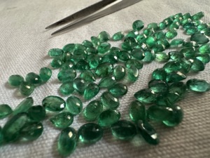 Esmeralda Verde Natural Vívida de 167 Quilates, Corte Ovalado Mixto, Lote Suelto Certificado para Fabricación de Joyas, Proveedor Mayorista a Granel M/S Emerelle - Product Image 1