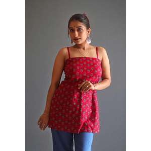 Túnica corta con tirantes finos y estampado rojo para mujer - Product Image 1