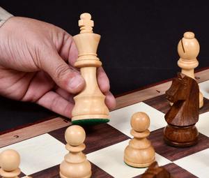 Juego de ajedrez Staunton premium con rey alemán de 3.75 pulgadas, piezas de madera de Sheesham y Boxwood al mejor precio. - Product Image 4