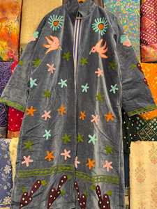 Manteau Suzani en velours brodé, veste de festival bohème, vêtement d'extérieur à motifs floraux et oiseaux, manteau Suzani Love - Product Image 3