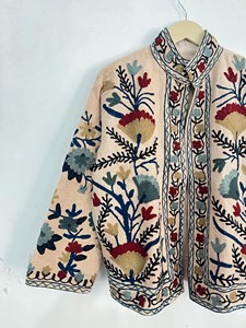 เสื้อแจ็คเก็ตสีเบจอ่อนลายซูซานี ปักมือด้วยผ้าฝ้ายลายดอกไม้สไตล์โบฮีเมียน เสื้อคลุมสไตล์ชาติพันธุ์สำหรับผู้หญิง คอตั้งแบบดั้งเดิม - Product Image 2