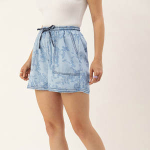 Shorts en jean pour femmes à coupe décontractée, style urbain, shorts en jean tendance pour femmes, shorts en jean décontractés pour femmes avec design imprimé au laser - Product Image 2
