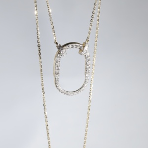 Breloque classique en cristal pavé de forme géométrique en forme de trombone, mettant en valeur un pendentif ovale contemporain inspiré d'un mousqueton, bijou à chaîne à maillons. - Product Image 2
