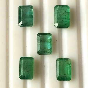 Lot de pierres précieuses d'émeraude naturelle du Zambie, 7,05 carats, taille émeraude calibrée 8x5 mm, facettées, translucides, pierres brutes, 5 pièces - Product Image 3