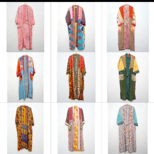 Kimono de luxe d'été, robe longue patchwork faite main, style indien vintage, en soie de sari recyclée, idéal comme cache-maillot ou tenue de nuit. - Product Image 2