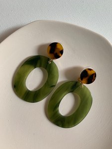 Boucles d'oreilles en résine faites à la main, écologiques et élégantes, finition brillante, design traditionnel, durables, mode de luxe par des artisans expérimentés - Product Image 2