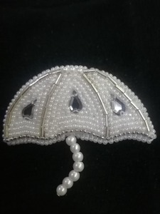 Collection exclusive et unique de broches en forme ovale, brodées à la main, avec des fils de bullion Kasab et des perles, motif chat. - Product Image 4