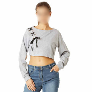 Haut court gris à manches longues pour femme, style automne, avec détail épaules croisées en dentelle, tricoté, coupe ajustée, col rond, pull court - Product Image 1