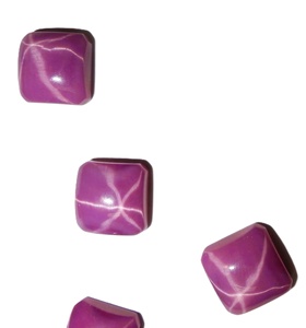 Rubis Étoilé Rouge Carré 11x11 mm 9,5 Carats Créé en Laboratoire Poli Opaque Cabochon avec Effet Étoile à 6 Branches pour la Fabrication de Bijoux - Product Image 6