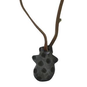 Collier pendentif en fer forgé en forme de cœur avec sangle en cuir, pendentif tendance et tailles disponibles aux prix du marché - Product Image 6
