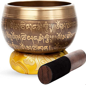 Bol chantant gravé avec l'image de Ganesha et le script du mantra sur un coussin traditionnel rouge. Disponible aux prix de gros. - Product Image 4